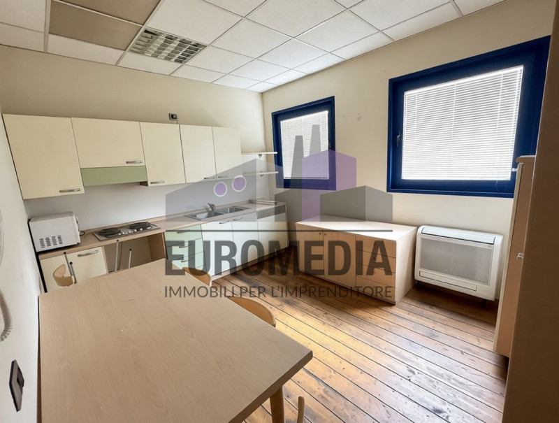 Per informazioni: 375.7062731

EUROMEDIA propone in locazione un interessante immobile a destinaz...