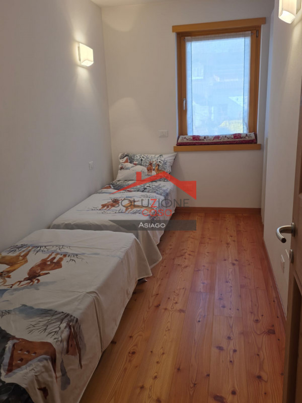 DIPONIBILE PER IL MESE DI AGOSTO!!!
Proponiamo in affitto nel comune di Gallio un elegante appart...