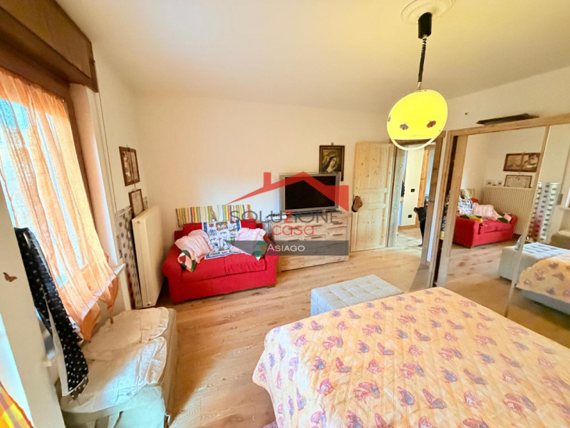 Proponiamo una meravigliosa villetta bifamiliare situata nel comune di Roana, perfettamente inser...