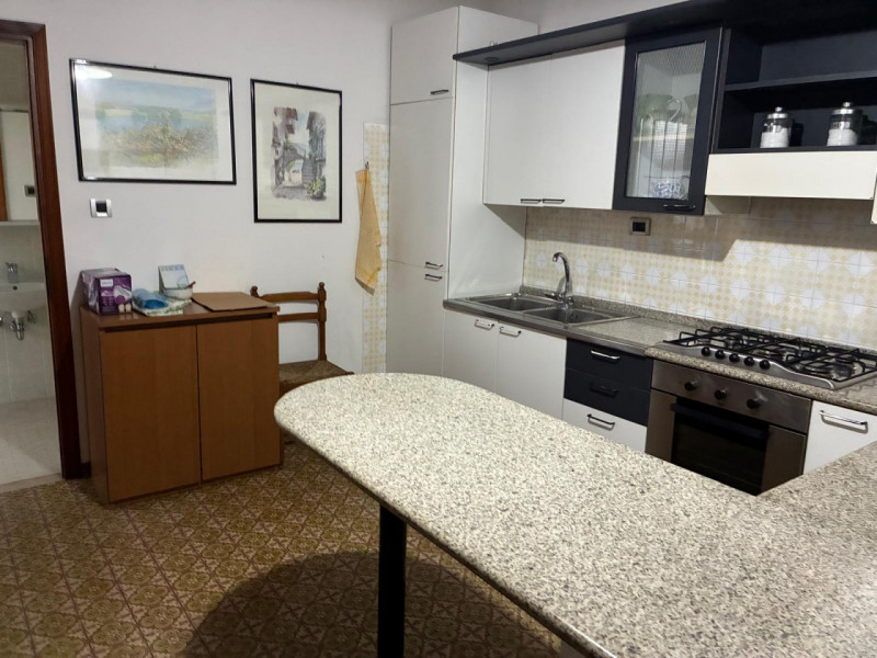 In esclusiva proponiamo in vendita una splendida casa singola di ampia metratura (215 mq) situata...
