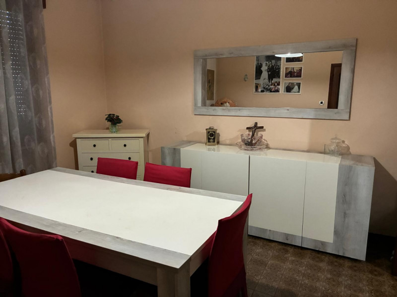 In esclusiva proponiamo in vendita una splendida casa singola di ampia metratura (215 mq) situata...
