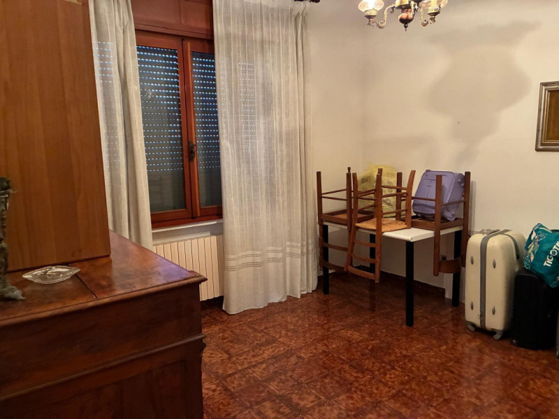 In esclusiva proponiamo in vendita una splendida casa singola di ampia metratura (215 mq) situata...