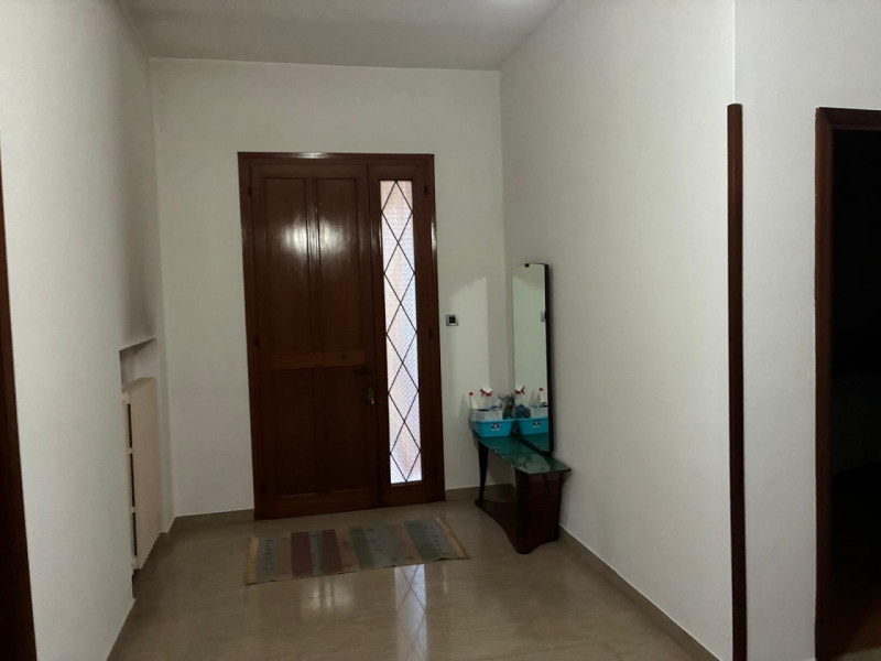 In esclusiva proponiamo in vendita una splendida casa singola di ampia metratura (215 mq) situata...