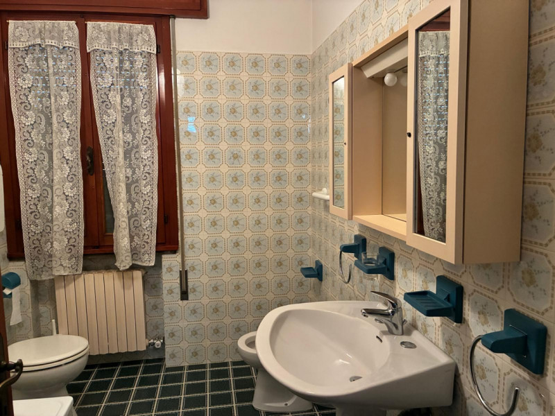 In esclusiva proponiamo in vendita una splendida casa singola di ampia metratura (215 mq) situata...