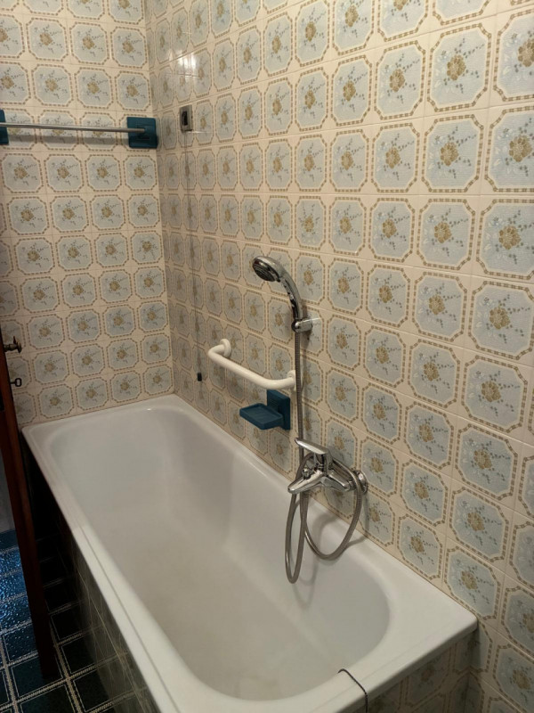 In esclusiva proponiamo in vendita una splendida casa singola di ampia metratura (215 mq) situata...