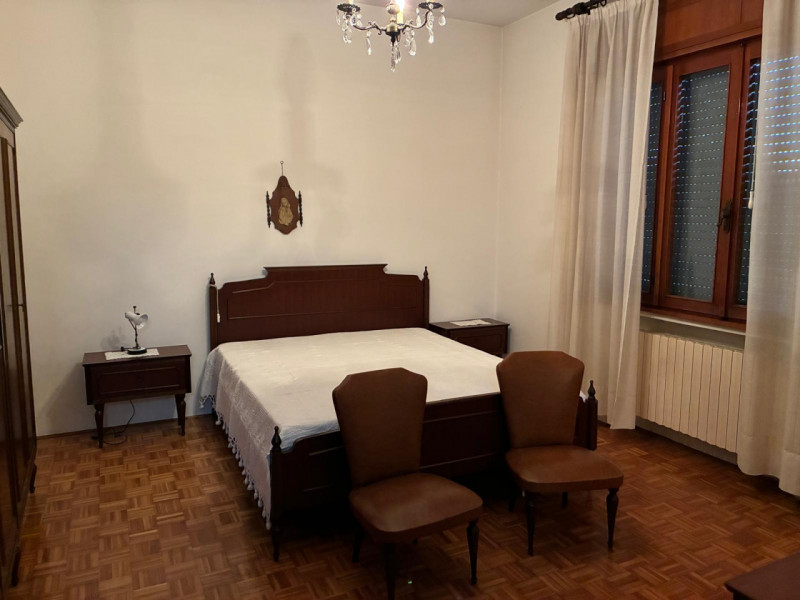 In esclusiva proponiamo in vendita una splendida casa singola di ampia metratura (215 mq) situata...