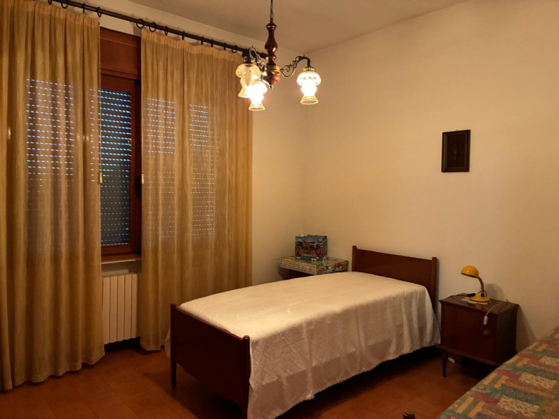 In esclusiva proponiamo in vendita una splendida casa singola di ampia metratura (215 mq) situata...
