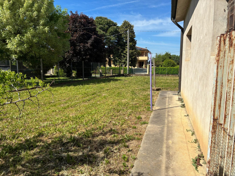 In esclusiva proponiamo in vendita una splendida casa singola di ampia metratura (215 mq) situata...