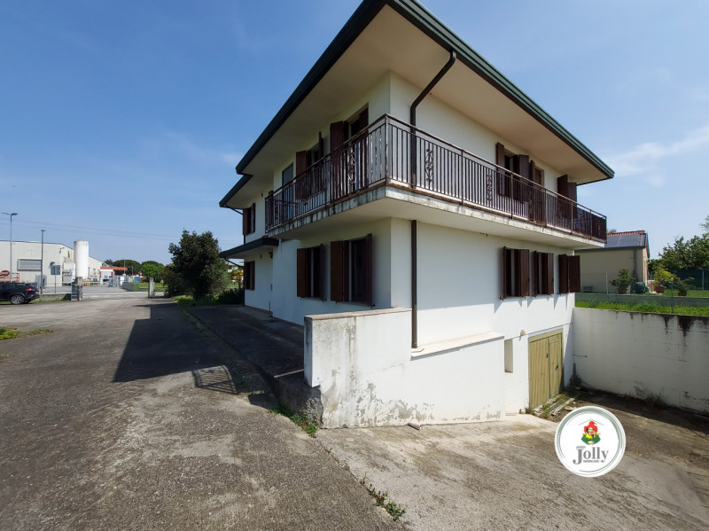 Info prestazione energetica:
Classe G
Epgl,nren 213,02 kwh/m2anno
Epgl,ren 0,95 kwh/m2anno
((

Cl...