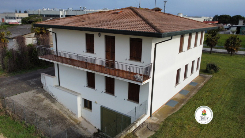 Info prestazione energetica:
Classe G
Epgl,nren 213,02 kwh/m2anno
Epgl,ren 0,95 kwh/m2anno
((

Cl...