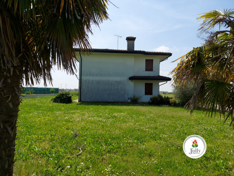 Info prestazione energetica:
Classe G
Epgl,nren 213,02 kwh/m2anno
Epgl,ren 0,95 kwh/m2anno
((

Cl...