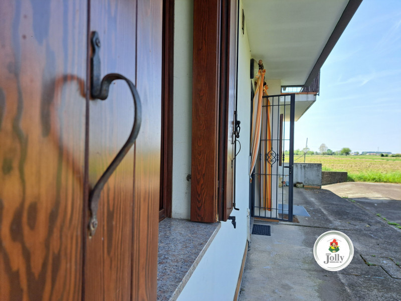 Info prestazione energetica:
Classe G
Epgl,nren 213,02 kwh/m2anno
Epgl,ren 0,95 kwh/m2anno
((

Cl...