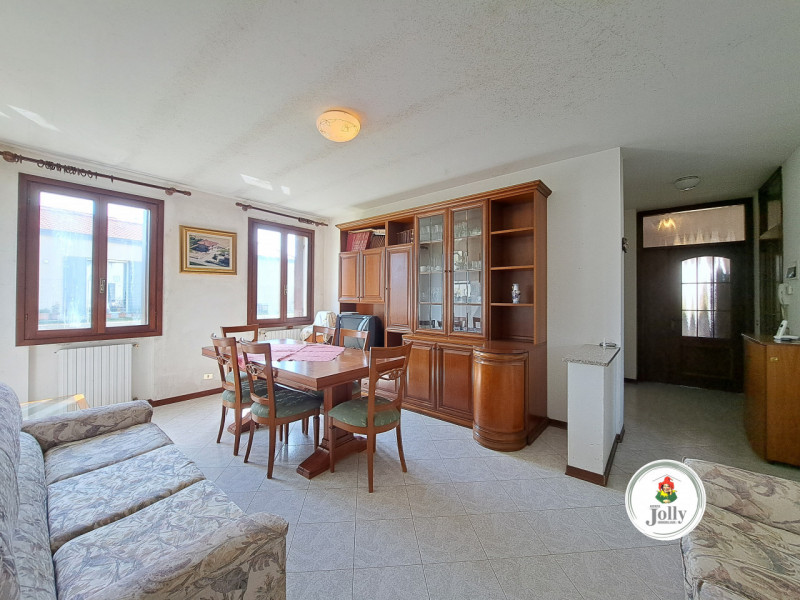 Info prestazione energetica:
Classe G
Epgl,nren 213,02 kwh/m2anno
Epgl,ren 0,95 kwh/m2anno
((

Cl...