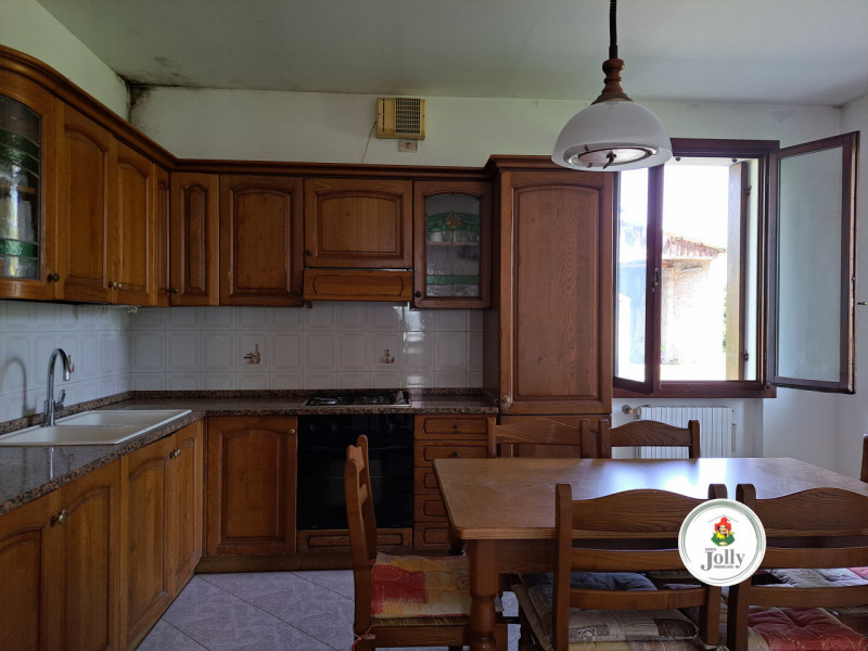 Info prestazione energetica:
Classe G
Epgl,nren 213,02 kwh/m2anno
Epgl,ren 0,95 kwh/m2anno
((

Cl...