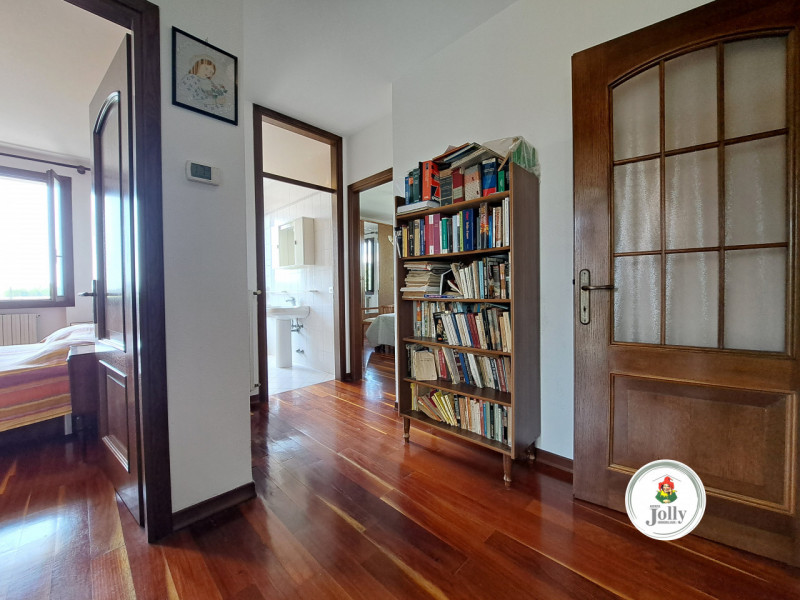 Info prestazione energetica:
Classe G
Epgl,nren 213,02 kwh/m2anno
Epgl,ren 0,95 kwh/m2anno
((

Cl...
