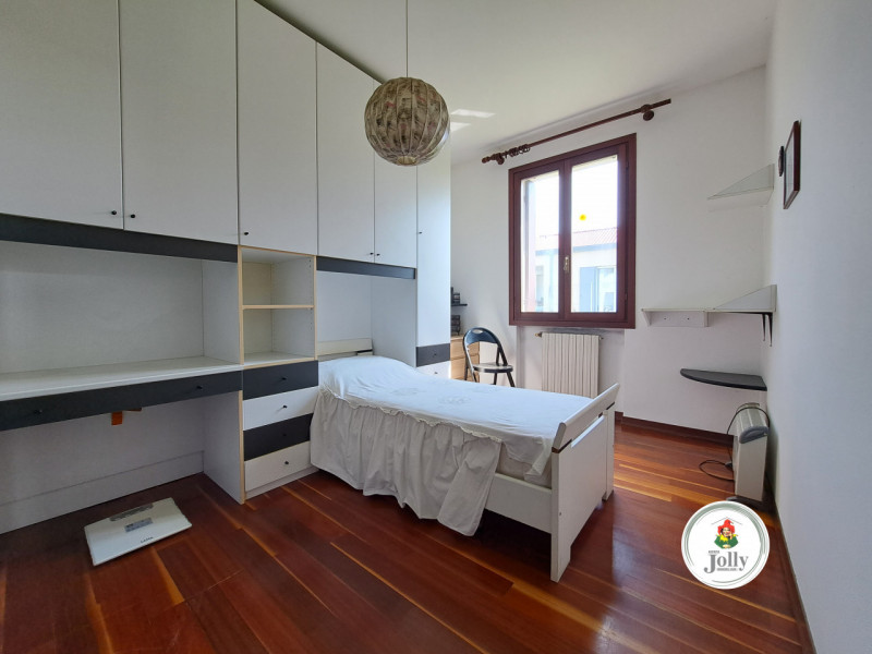 Info prestazione energetica:
Classe G
Epgl,nren 213,02 kwh/m2anno
Epgl,ren 0,95 kwh/m2anno
((

Cl...