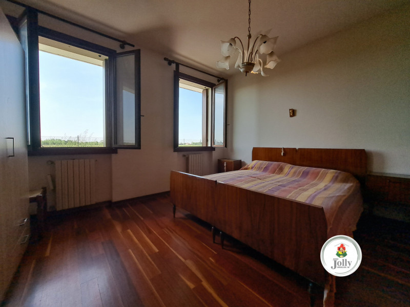Info prestazione energetica:
Classe G
Epgl,nren 213,02 kwh/m2anno
Epgl,ren 0,95 kwh/m2anno
((

Cl...