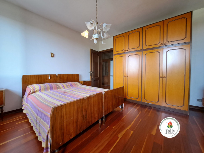 Info prestazione energetica:
Classe G
Epgl,nren 213,02 kwh/m2anno
Epgl,ren 0,95 kwh/m2anno
((

Cl...