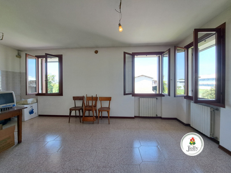 Info prestazione energetica:
Classe G
Epgl,nren 213,02 kwh/m2anno
Epgl,ren 0,95 kwh/m2anno
((

Cl...