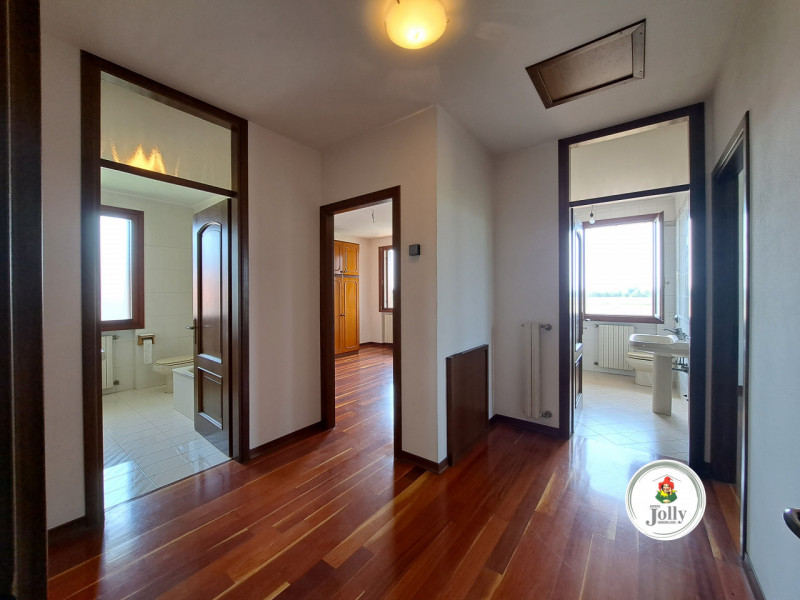 Info prestazione energetica:
Classe G
Epgl,nren 213,02 kwh/m2anno
Epgl,ren 0,95 kwh/m2anno
((

Cl...