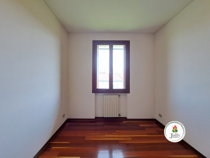 Info prestazione energetica:
Classe G
Epgl,nren 213,02 kwh/m2anno
Epgl,ren 0,95 kwh/m2anno
((

Cl...