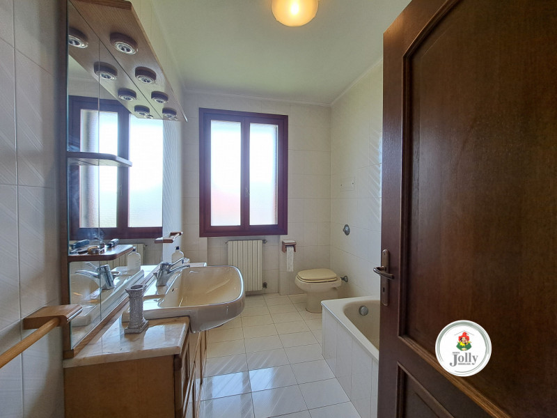 Info prestazione energetica:
Classe G
Epgl,nren 213,02 kwh/m2anno
Epgl,ren 0,95 kwh/m2anno
((

Cl...