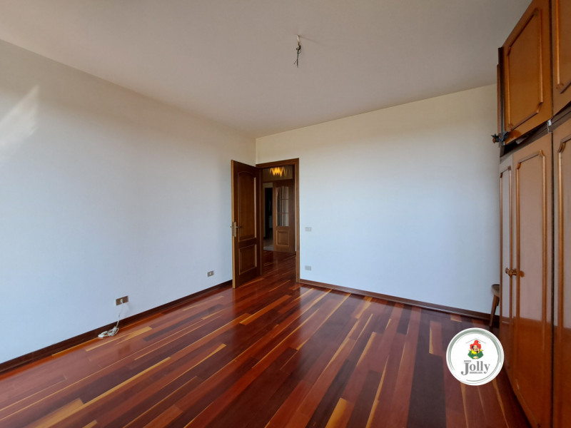 Info prestazione energetica:
Classe G
Epgl,nren 213,02 kwh/m2anno
Epgl,ren 0,95 kwh/m2anno
((

Cl...