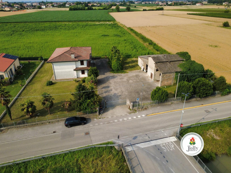 Info prestazione energetica:
Classe G
Epgl,nren 213,02 kwh/m2anno
Epgl,ren 0,95 kwh/m2anno
((

Cl...