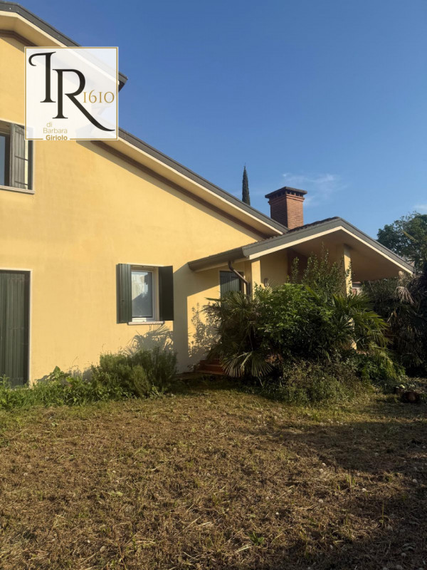 Nel cuore del comune di Ponso, in una zona residenziale tranquilla ma ben collegata ai principali...