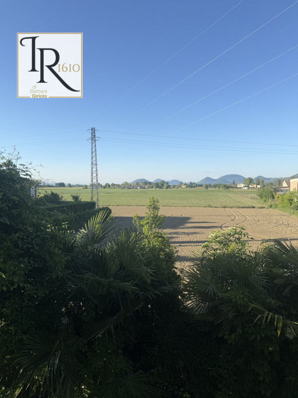 Nel cuore del comune di Ponso, in una zona residenziale tranquilla ma ben collegata ai principali...