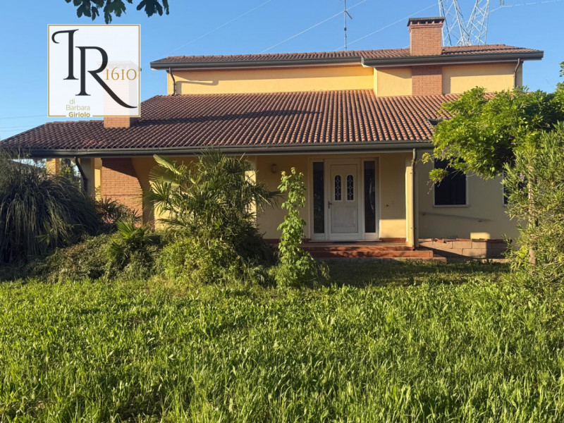 Nel cuore del comune di Ponso, in una zona residenziale tranquilla ma ben collegata ai principali...