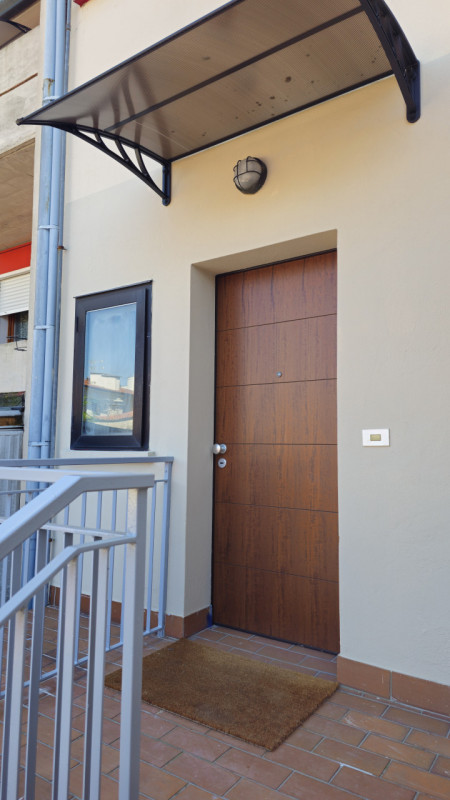 In zona centrale e servitissima di Ponte di Brenta (Padova) proponiamo in locazione un luminoso a...