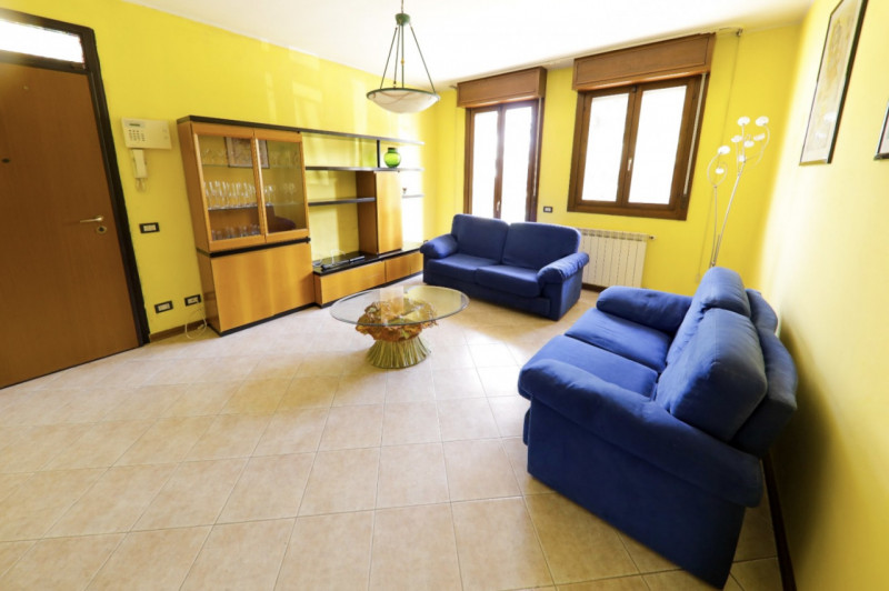 COMPOSIZIONE:
Proponiamo in affitto appartamento composto da luminoso soggiorno, cucina separata ...