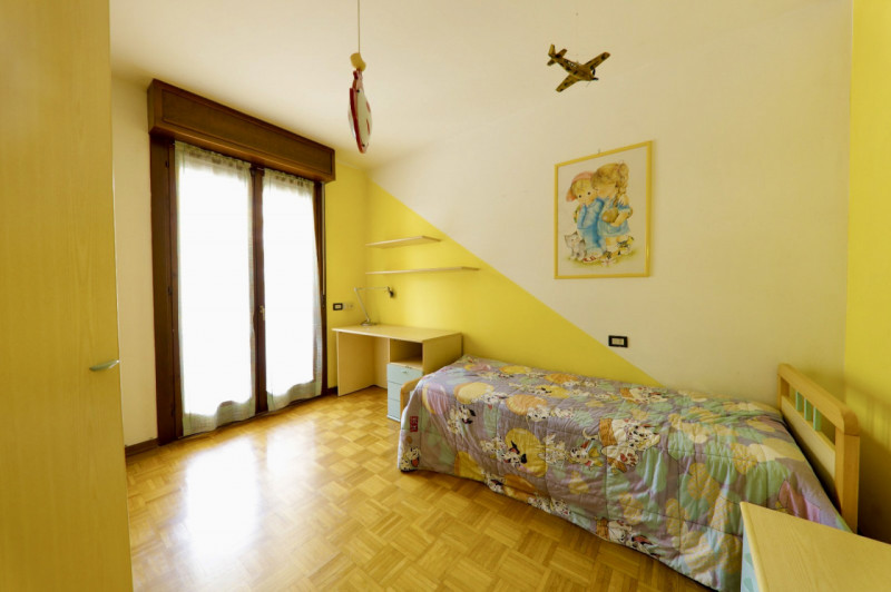 COMPOSIZIONE:
Proponiamo in affitto appartamento composto da luminoso soggiorno, cucina separata ...