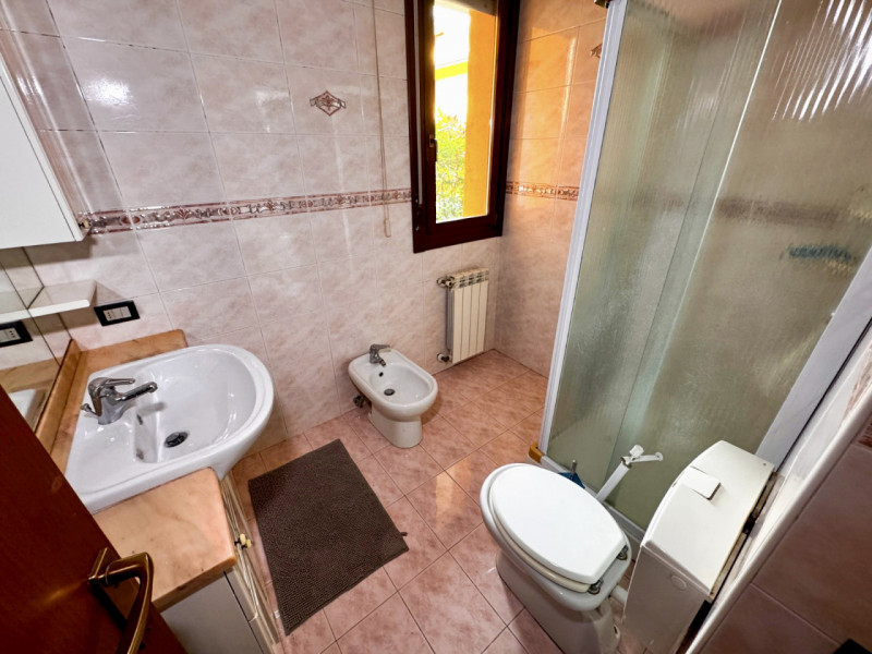 COMPOSIZIONE:
Proponiamo in affitto appartamento composto da luminoso soggiorno, cucina separata ...