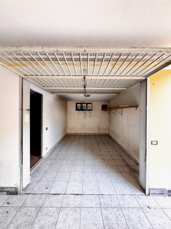 COMPOSIZIONE:
Proponiamo in affitto appartamento composto da luminoso soggiorno, cucina separata ...