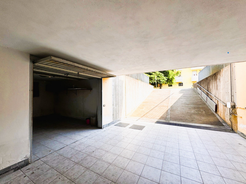 COMPOSIZIONE:
Proponiamo in affitto appartamento composto da luminoso soggiorno, cucina separata ...