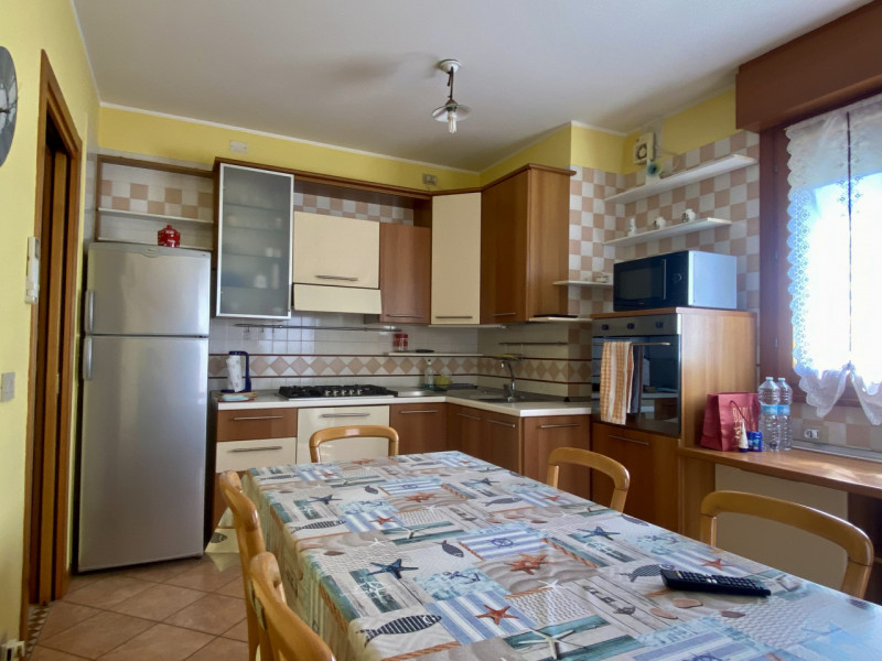 A Jesolo Lido, in zona piazza Milano, proponiamo alla vendita un appartamento di 85 mq, disposto ...