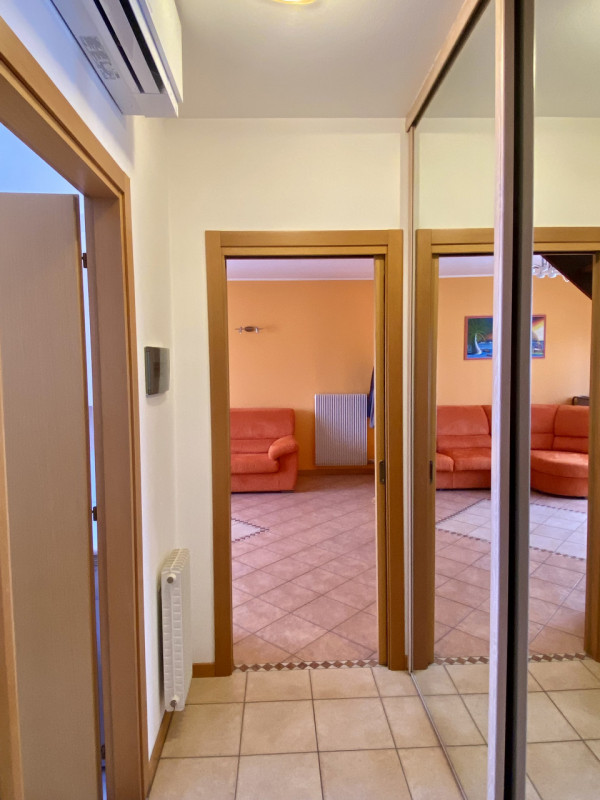 A Jesolo Lido, in zona piazza Milano, proponiamo alla vendita un appartamento di 85 mq, disposto ...