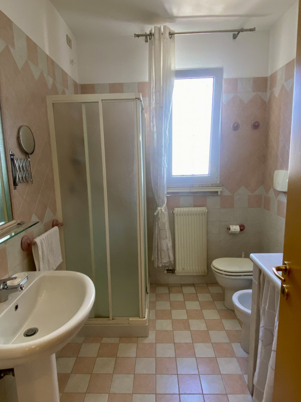 A Jesolo Lido, in zona piazza Milano, proponiamo alla vendita un appartamento di 85 mq, disposto ...