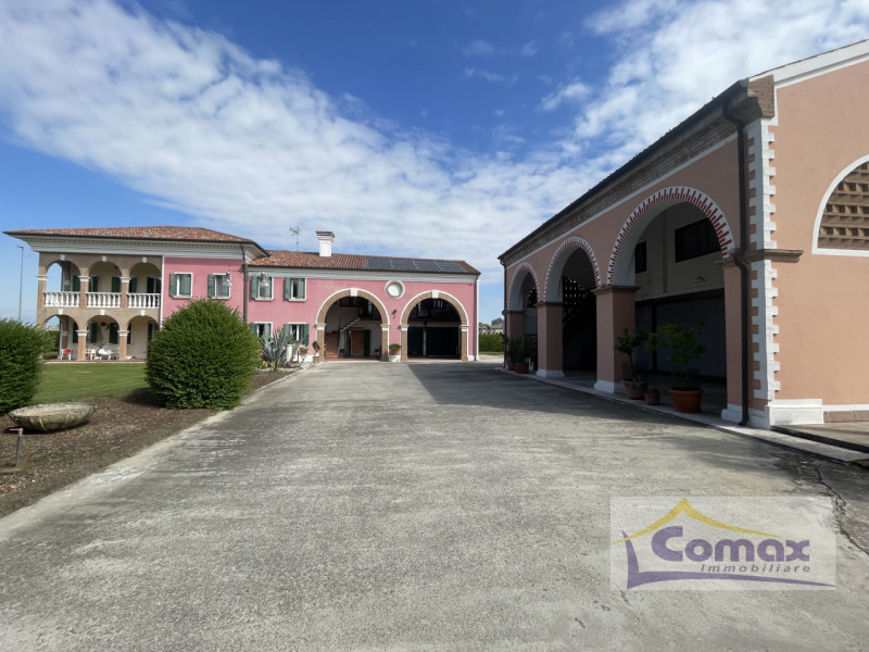 San Giorgio in Bosco Villa prestigiosa con annesso ad uso artigianale su lotto di terreno di mq. ...