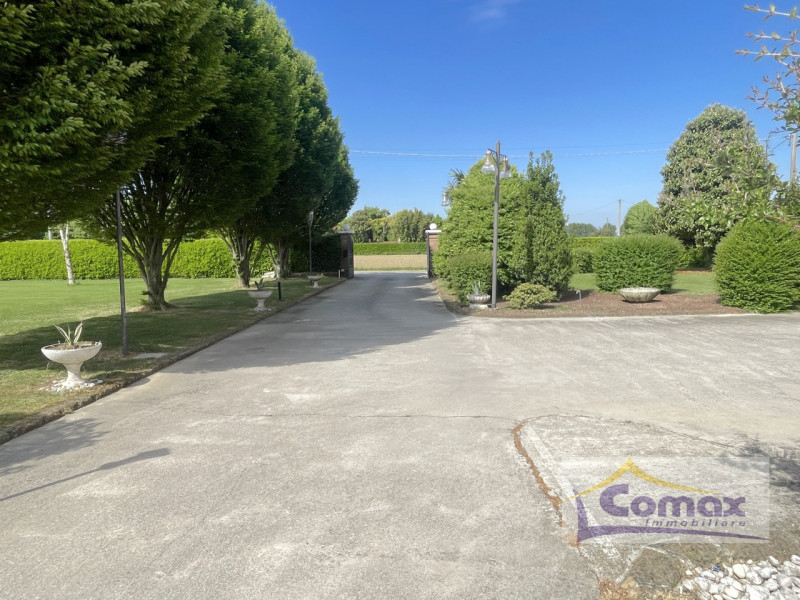 San Giorgio in Bosco Villa prestigiosa con annesso ad uso artigianale su lotto di terreno di mq. ...