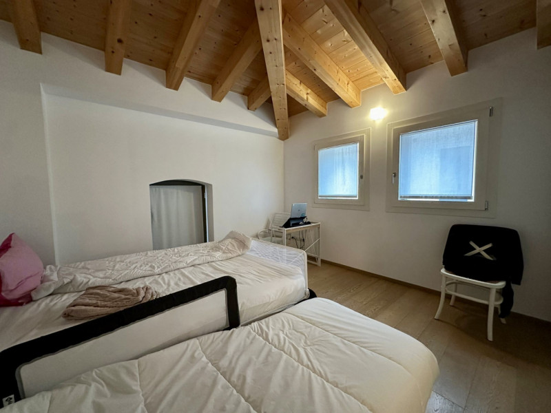 Nel centro storico di Castelfranco V.to, fuori mura, lochiamo un appartamento di recente costruzi...