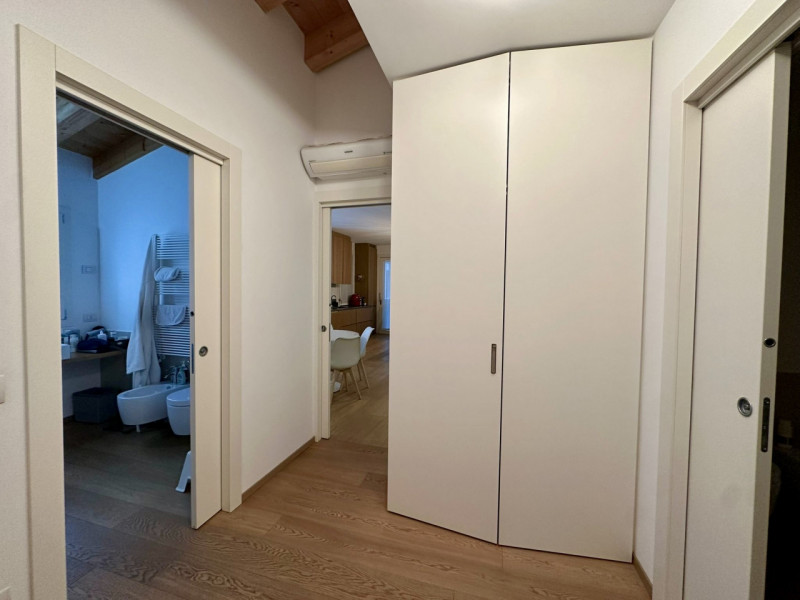 Nel centro storico di Castelfranco V.to, fuori mura, lochiamo un appartamento di recente costruzi...