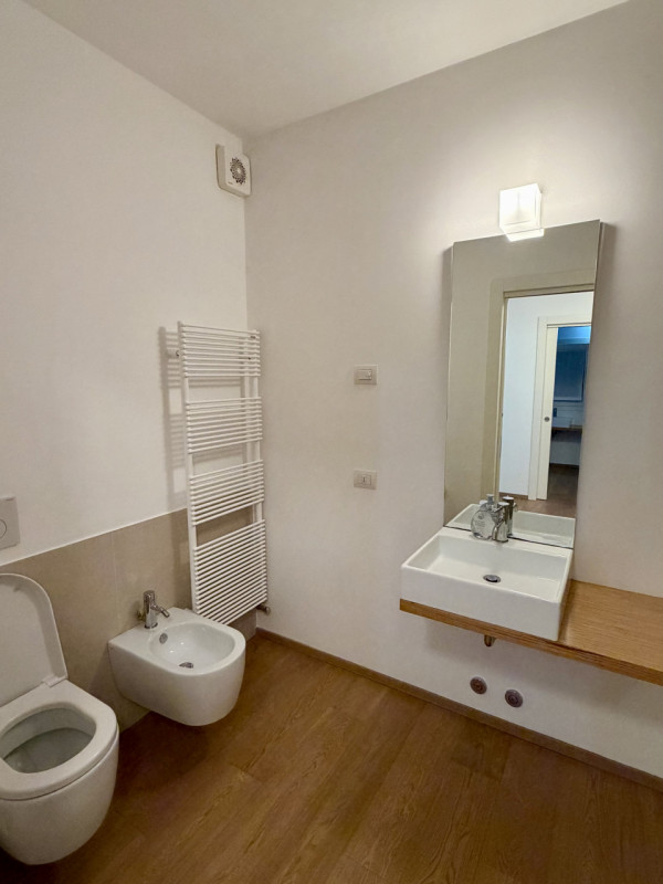 Nel centro storico di Castelfranco V.to, fuori mura, lochiamo un appartamento di recente costruzi...