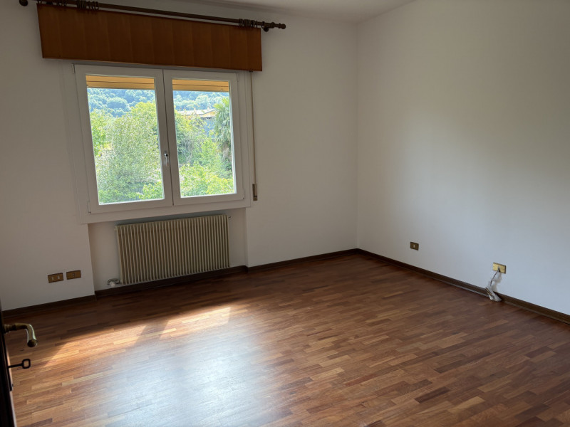 Proponiamo in affitto una splendida casa singola di ben 240 mq situata nella tranquilla e ricerca...