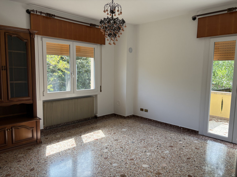 Proponiamo in affitto una splendida casa singola di ben 240 mq situata nella tranquilla e ricerca...