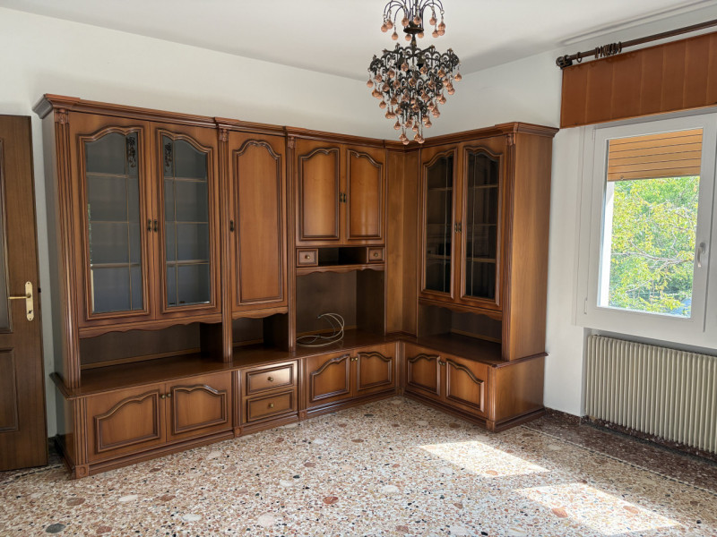 Proponiamo in affitto una splendida casa singola di ben 240 mq situata nella tranquilla e ricerca...