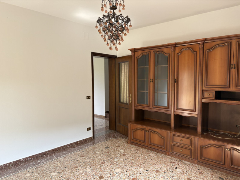 Proponiamo in affitto una splendida casa singola di ben 240 mq situata nella tranquilla e ricerca...