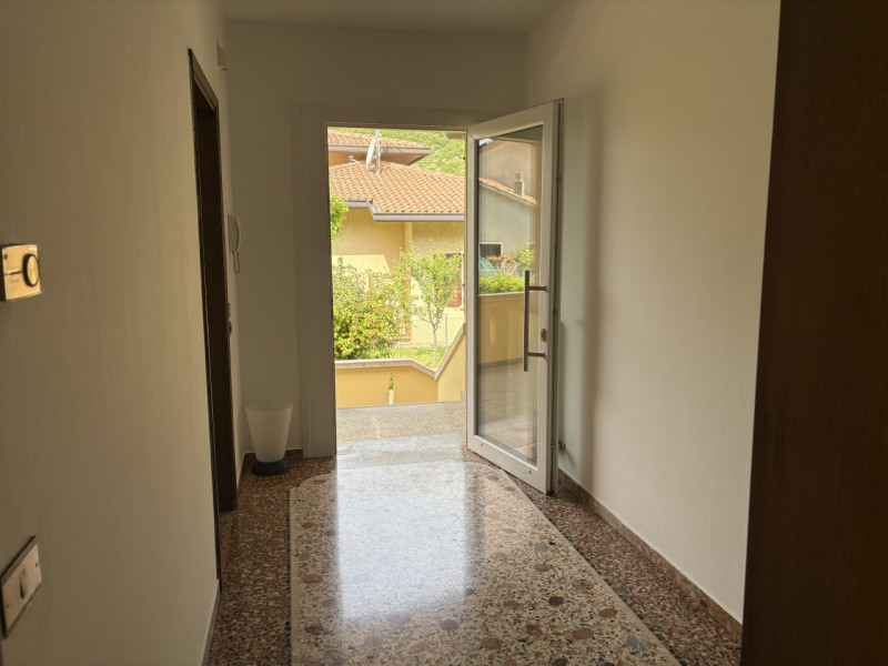 Proponiamo in affitto una splendida casa singola di ben 240 mq situata nella tranquilla e ricerca...